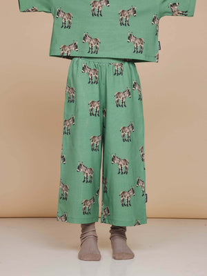 SNURK Donkeys Wijde broek Kids met schattige baby-ezels op een zachte groene achtergrond.