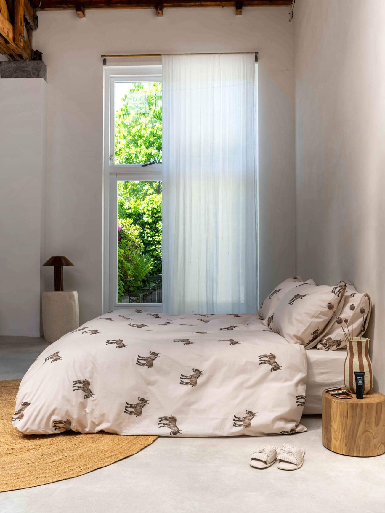 Slaapkamer met SNURK Donkeys dekbedovertrek van biologisch katoen en een rustige sfeer.