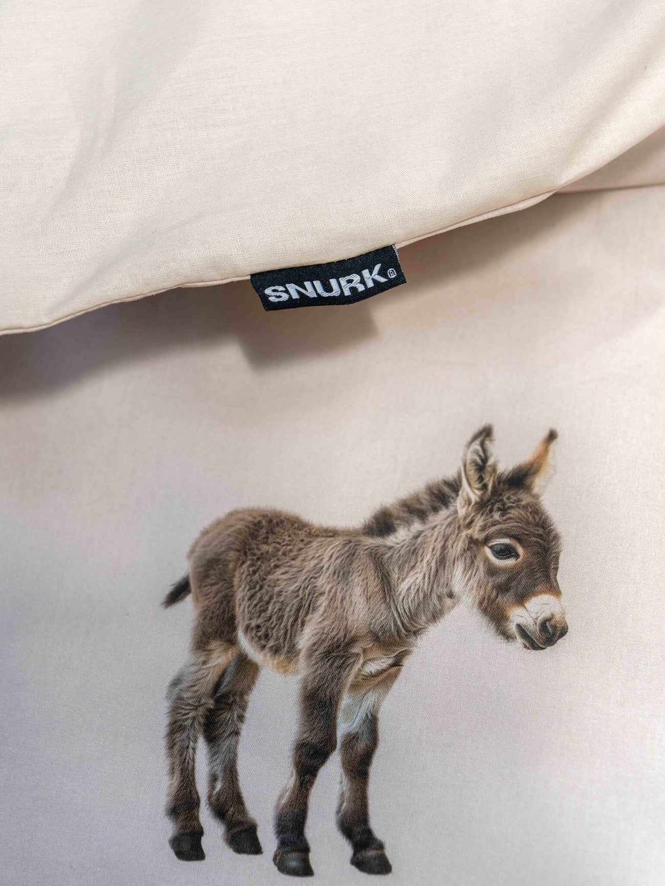 SNURK Donkeys dekbedovertrek met schattige ezelafbeelding en SNURK label.