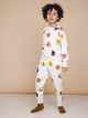 SNURK Donuts Broek Kids met kleurrijke donutprint op een zachte beige achtergrond.