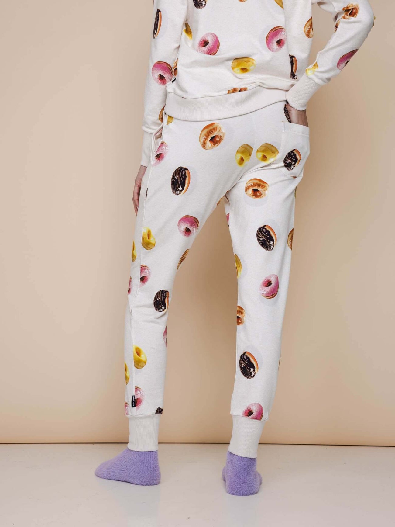 SNURK Donuts Broek Regular Unisex met kleurrijke donuts op een zachte achtergrond, perfect voor huiselijk gebruik.
