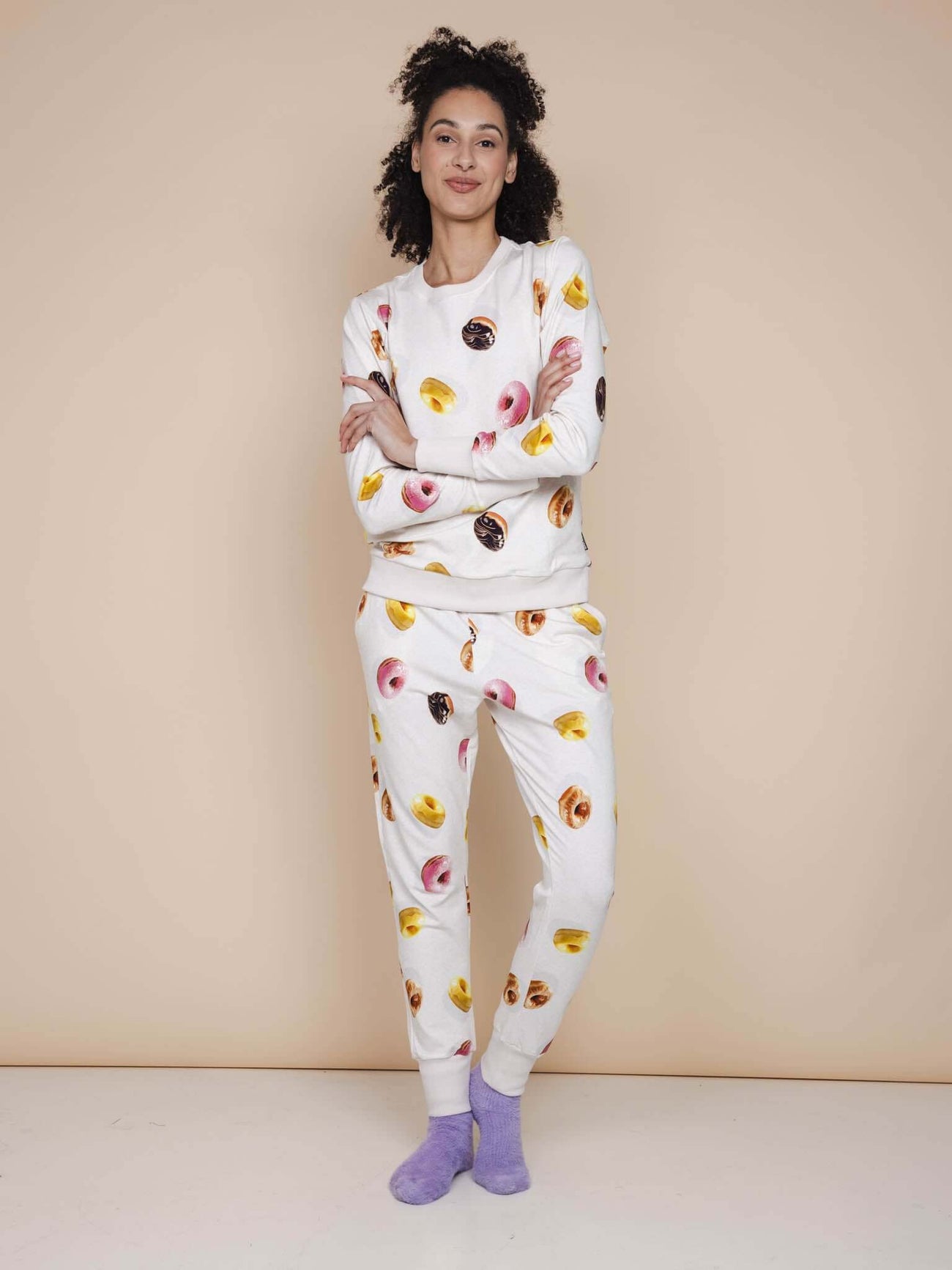 SNURK Donuts Broek Regular Unisex in wit met donutprint, comfortabel voor thuis en sportieve dagen.