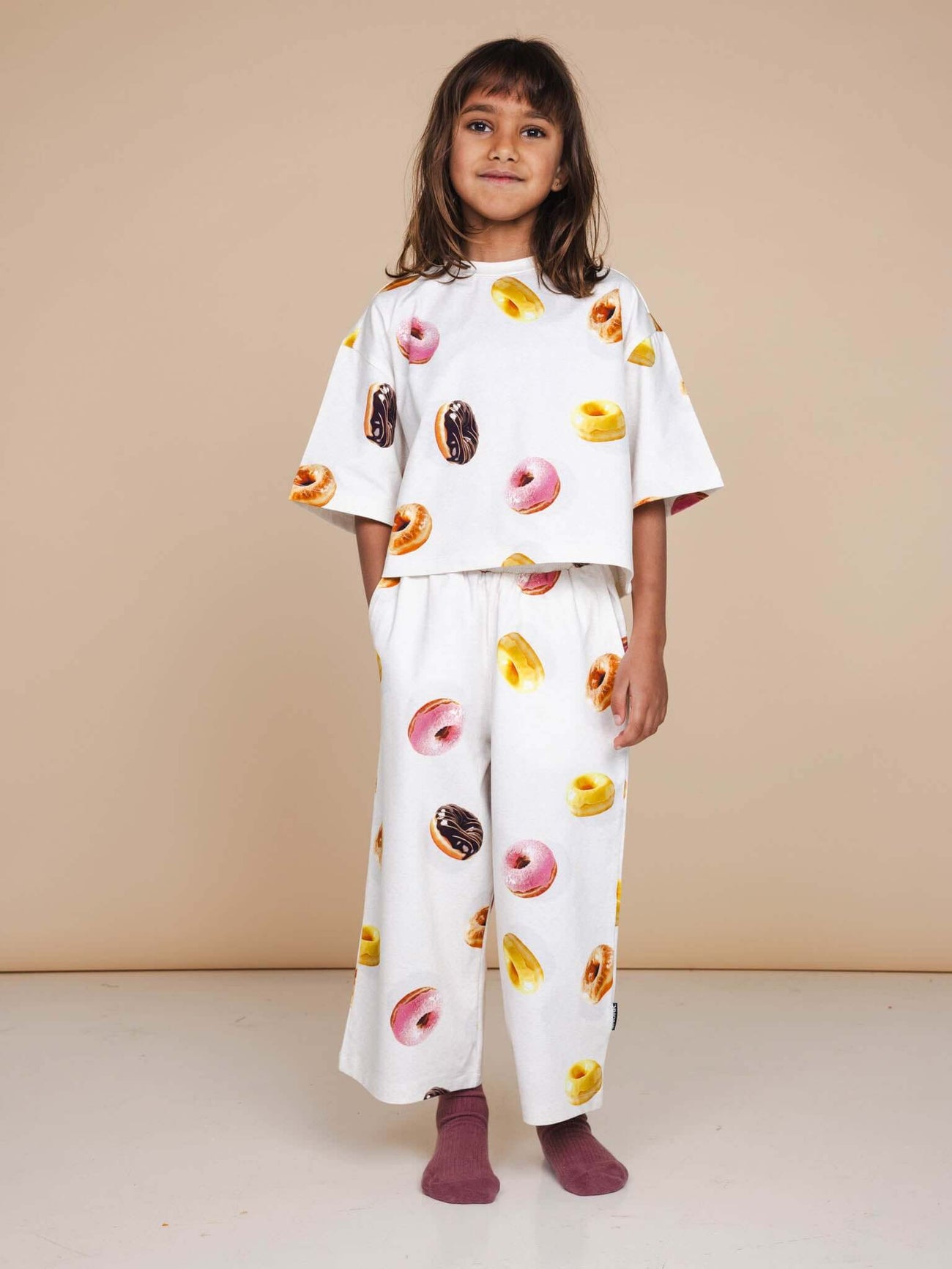SNURK Donuts Cropped T-Shirt Kids met vrolijke donutprint, ideaal voor kinderen in een comfortabele outfit.