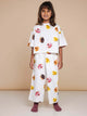 Kind in SNURK Donuts Cropped T-Shirt Kids met vrolijke donutprint, perfect voor speel- en bedtijd.