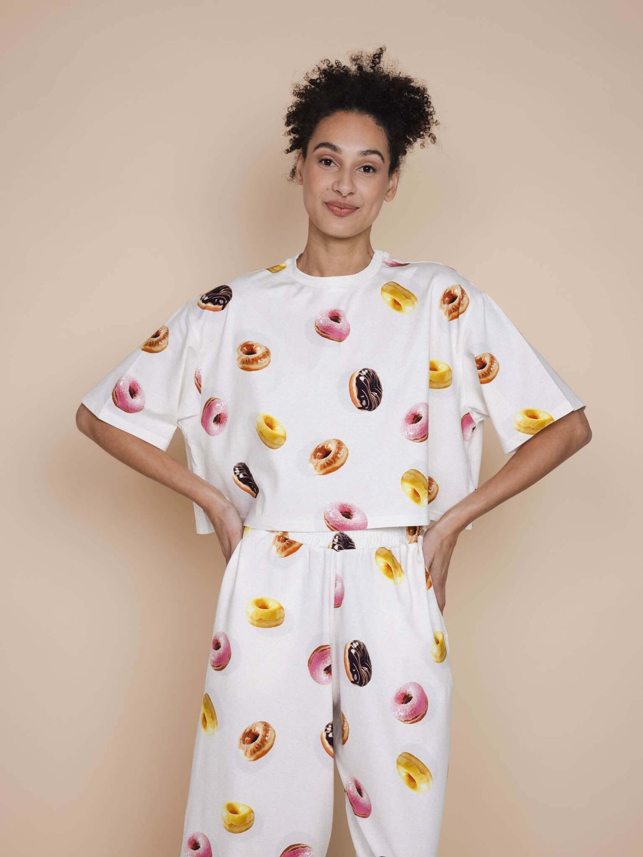 SNURK Donuts Cropped T-shirt Dames met kleurrijke donuts op een lichte achtergrond