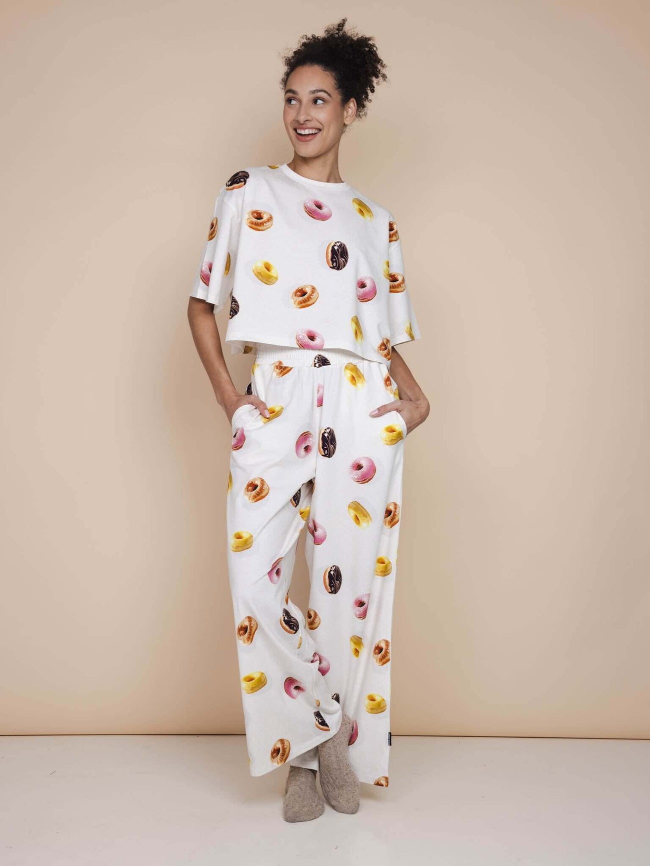 SNURK Donuts Cropped T-shirt Dames en bijpassende broek met kleurrijke donuts, perfect voor ontspanning en comfortabele nachten.