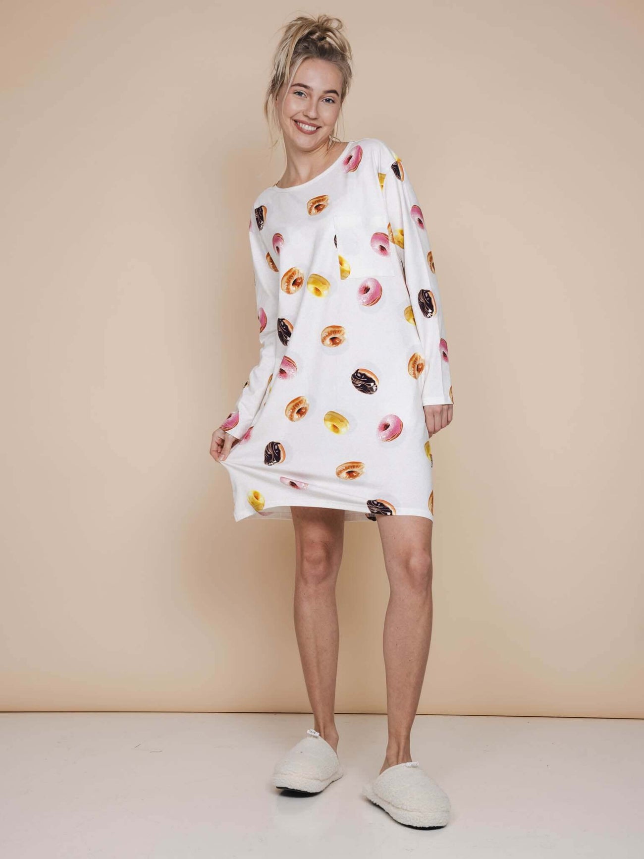 SNURK Donuts Long Sleeve Dress Dames met kleurrijke donuts op een zacht beige achtergrond.