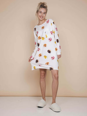 SNURK Donuts Long Sleeve Dress Dames met kleurrijke donuts op een zacht beige achtergrond.