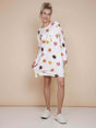 SNURK Donuts Long Sleeve Dress Dames met kleurrijke donuts op een zacht beige achtergrond.
