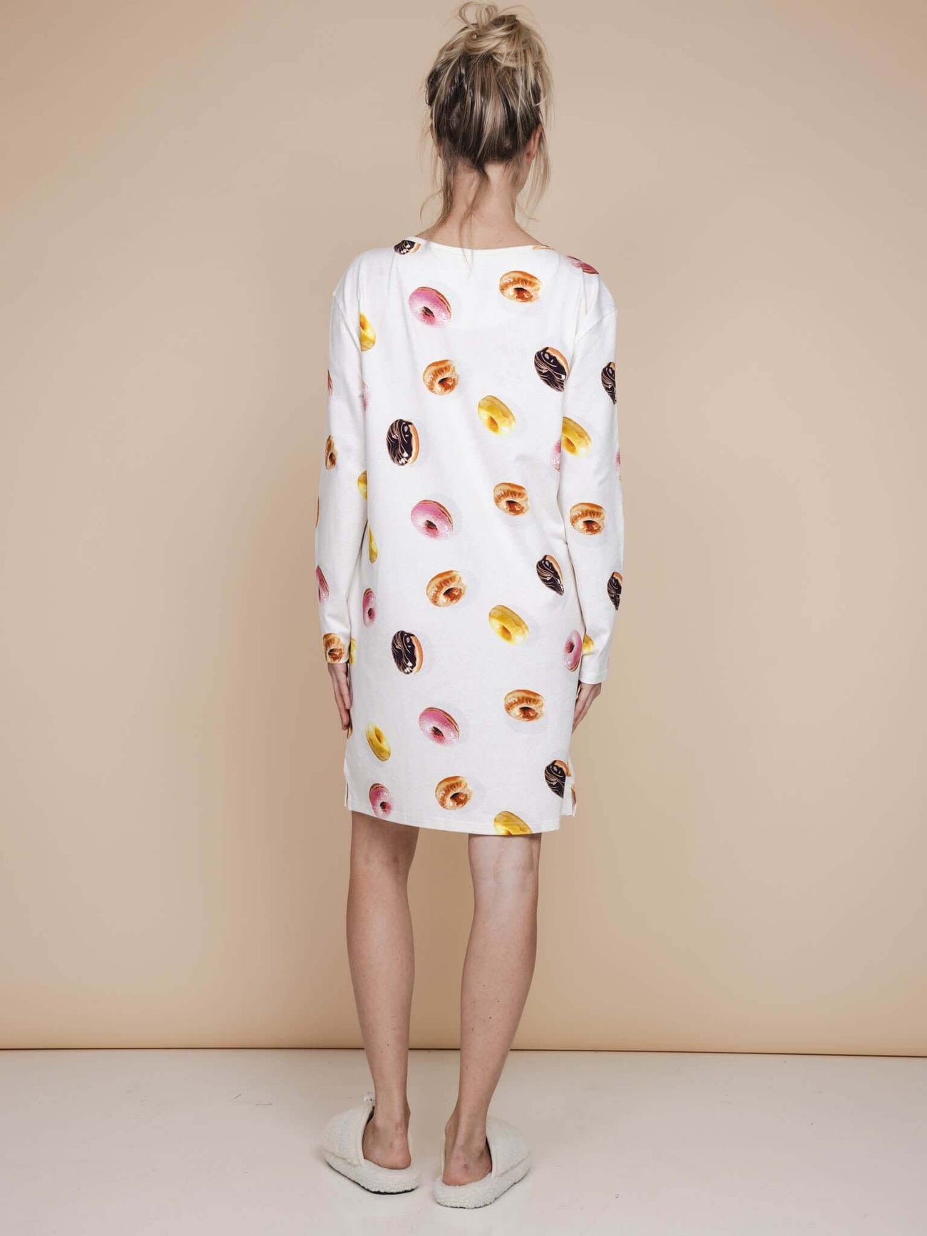 Achterzijde van de SNURK Donuts Long Sleeve Dress Dames met kleurrijke donut-print op een lichte achtergrond.