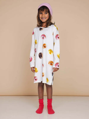 SNURK Donuts Long Sleeve Dress Kids gedragen door een meisje met een roze muts en sokken.