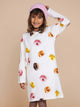 SNURK Donuts Long Sleeve Dress Kids met kleurrijke donuts op een zachte achtergrond en een meisje in een roze muts.