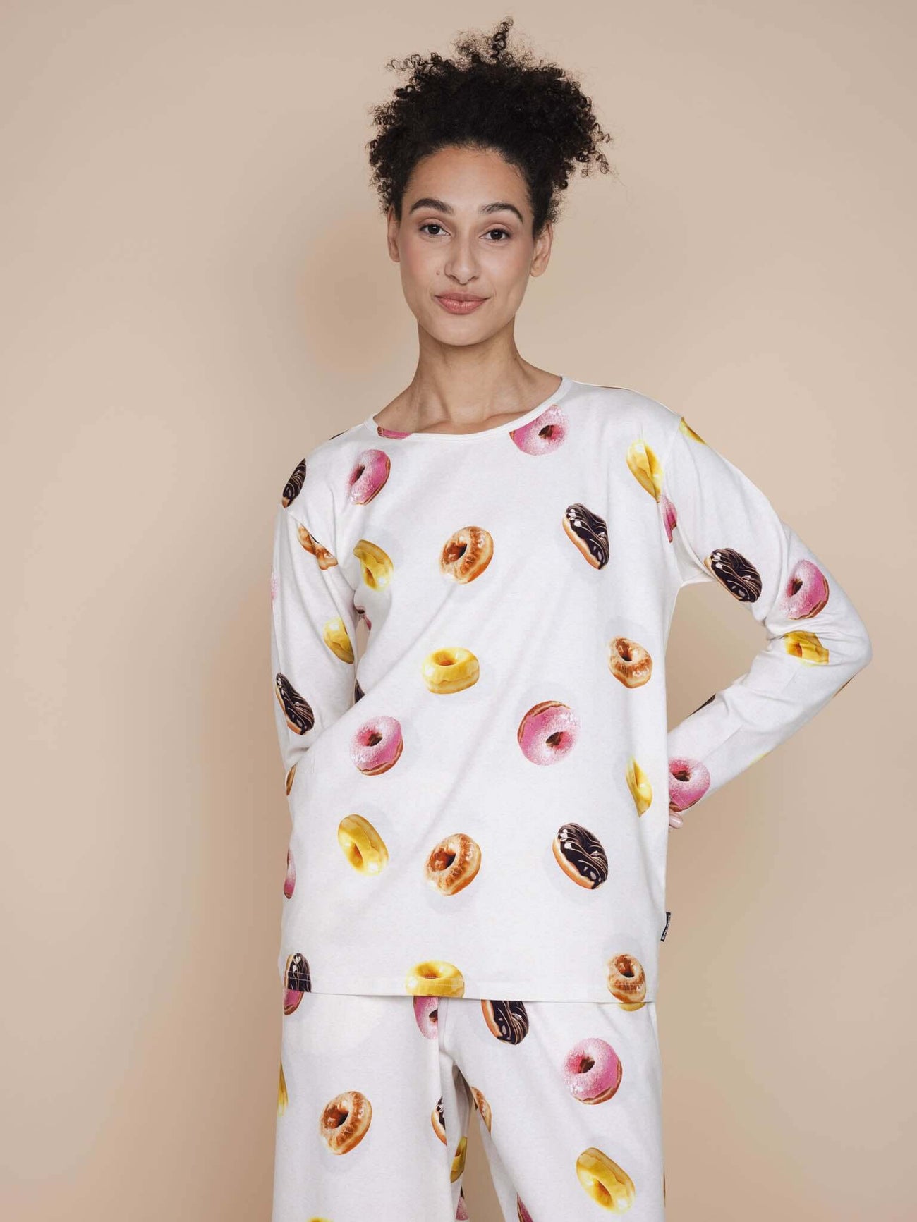 SNURK Donuts Long Sleeve T-shirt Dames met kleurrijke donutprint op een zachte achtergrond, ideaal voor een luie dag.