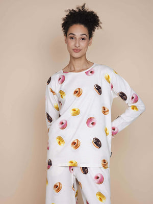 SNURK Donuts Long Sleeve T-shirt Dames met kleurrijke donutprint op een zachte achtergrond, ideaal voor een luie dag.