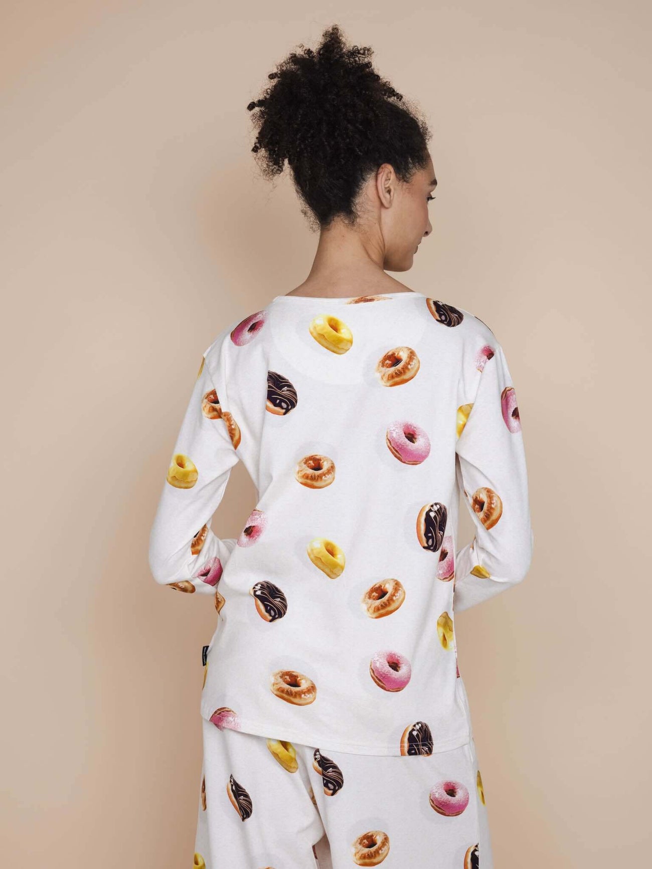 Achterkant van de SNURK Donuts Long Sleeve T-shirt Dames met kleurrijke donutprint.