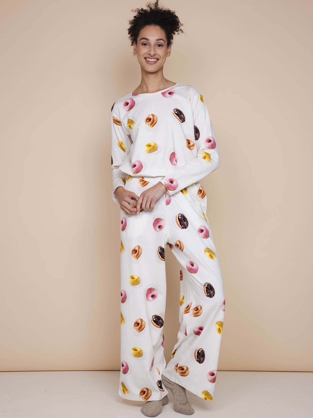 SNURK Donuts Long Sleeve T-shirt Dames met kleurrijke donuts op een zachte achtergrond, perfect voor een relaxte dag.