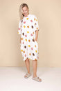 SNURK Donuts Relaxed Tee Dress Dames, oversized jurk met donuts print in glazuurkleuren op beige achtergrond.