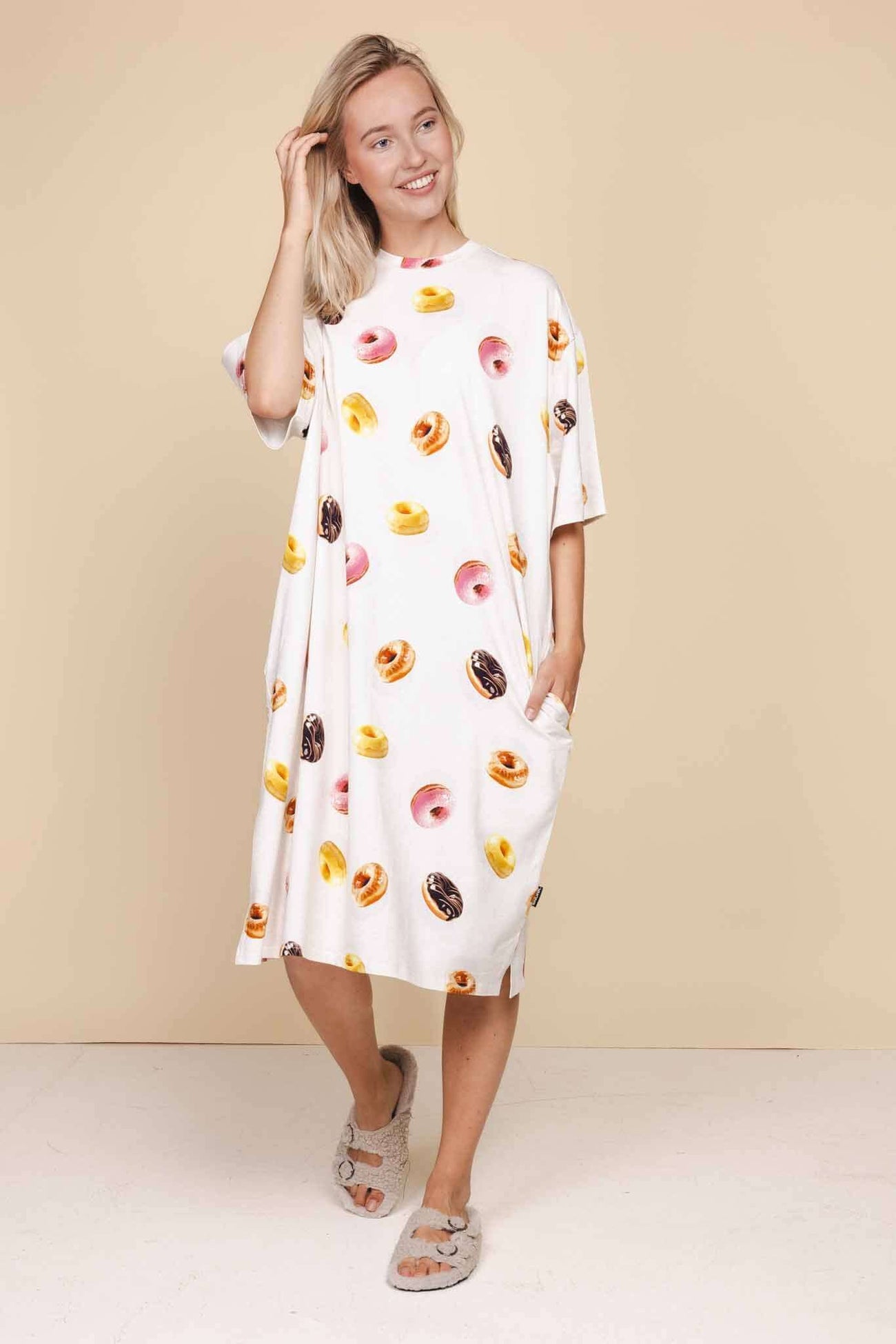 SNURK Donuts Relaxed Tee Dress Dames in oversized stijl met kleurrijke donuts op een zachte achtergrond.