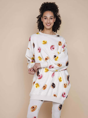 SNURK Donuts Sweater Dress Dames met kleurrijke donuts op een zachte achtergrond, perfect voor casual outfits.