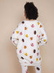 SNURK Donuts Sweater Dress Dames, oversized trui met donuts op een beige achtergrond.