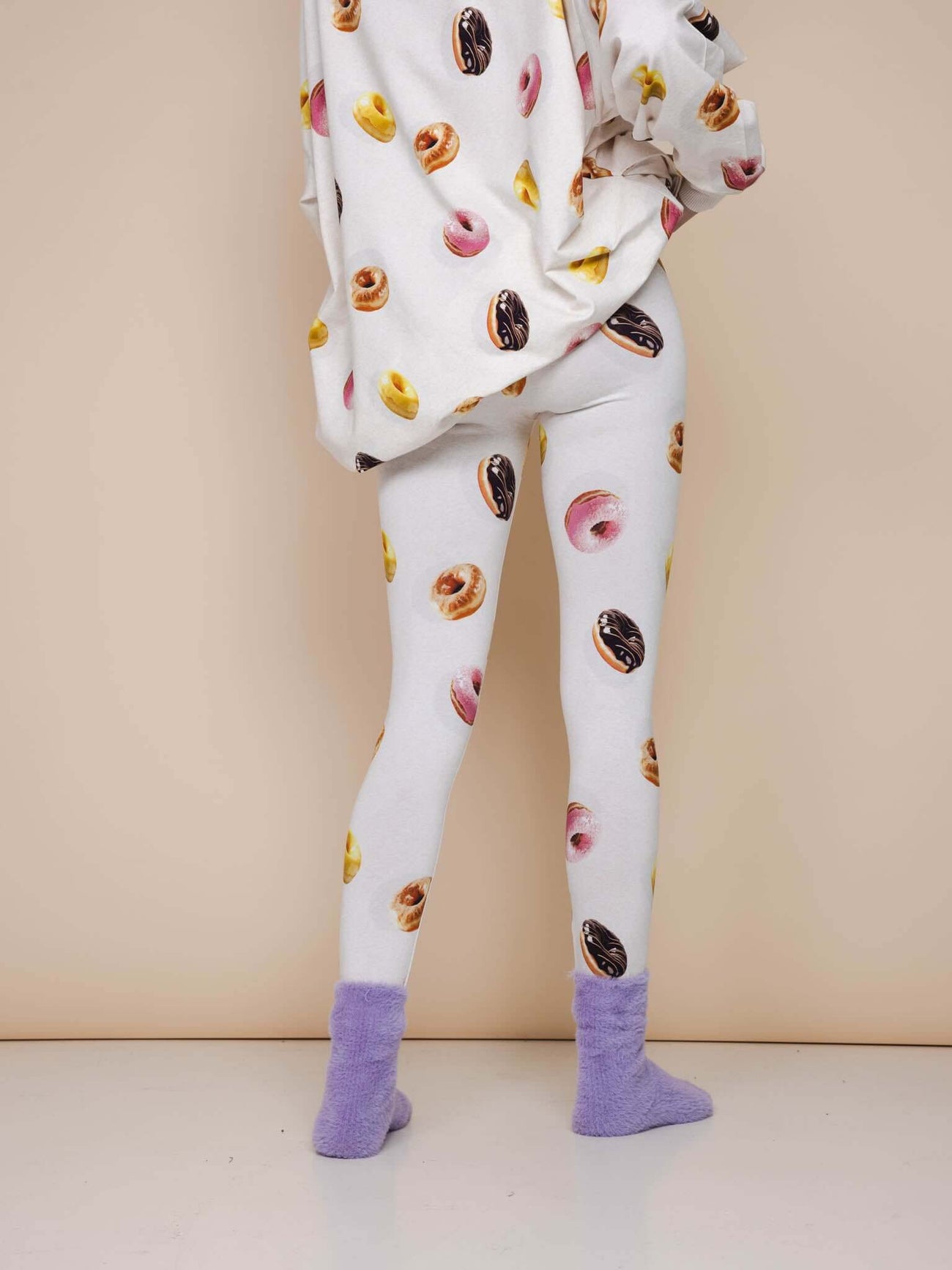 SNURK Donuts Sweater Dress Dames met vrolijke donutprint en comfortabele leggings en paarse sokken.