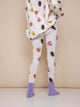 SNURK Donuts Sweater Dress Dames met vrolijke donutprint en comfortabele leggings en paarse sokken.