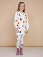 Een meisje in een SNURK Donuts Sweater Dress Kids met leggings, perfect voor chillen en slapen.