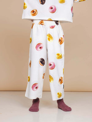SNURK Donuts Wijde Broek Kids met kleurrijke donuts op witte achtergrond, ideaal voor kinderen.