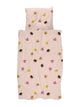 SNURK Donuts dekbedovertrek met kleurrijke donuts op een lichtroze achtergrond voor een vrolijke slaapkamer.