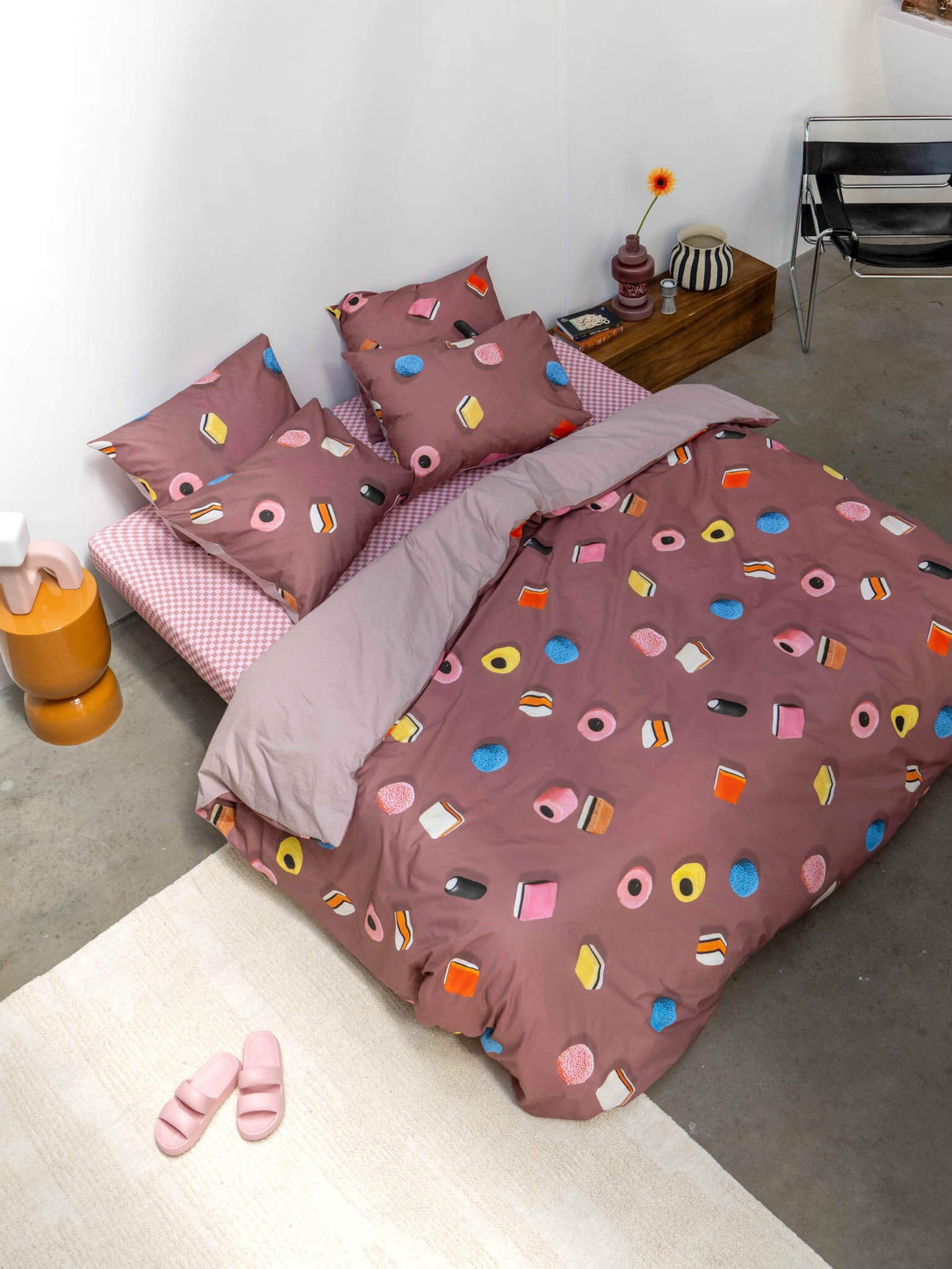 SNURK Drop It dekbedovertrek met kleurrijke snoepjes op een paarse achtergrond.