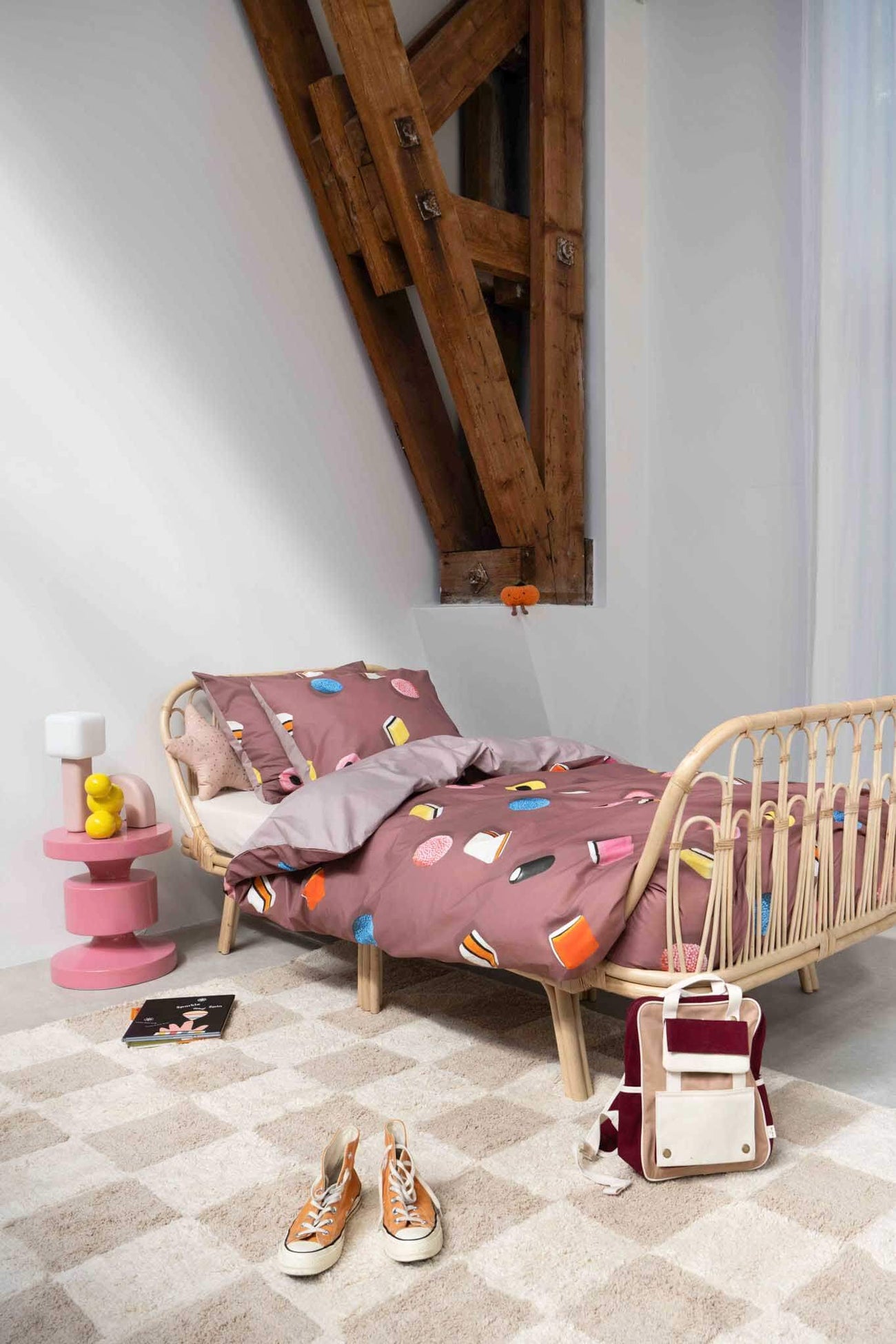 SNURK Drop It dekbedovertrek op een bed met kleurrijke accessoires en een stijlvolle inrichting.