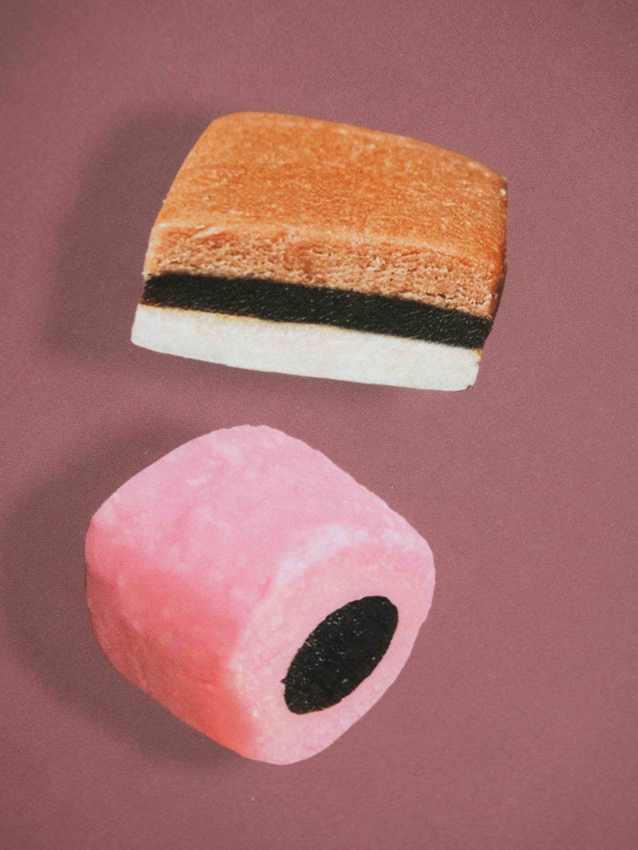 Afbeelding van SNURK Drop It dekbedovertrek met knapperige Engelse dropjes op een roze achtergrond.