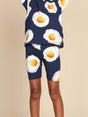SNURK Eggs Navy Bikershorts Kids, kleurrijke kindershorts met spiegeleitjes op een navy achtergrond.