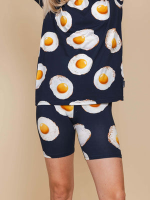 SNURK Eggs Navy Bikershorts Women met eierscenario en comfortabele pasvorm voor dames.