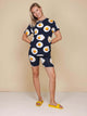 Vrouw in SNURK Eggs Navy Bikershorts Women en t-shirt met spiegeleitjesprint, casual en trendy.