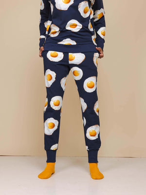 SNURK Eggs Navy Broek Unisex in navy met spiegeleitjes print, perfect voor comfort in huis.