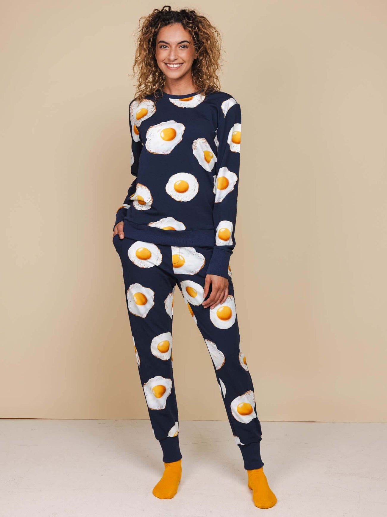 Model in SNURK Eggs Navy Broek Unisex met spiegeleitjesprint, comfortabel en stylish voor heren en dames.