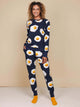 Model in SNURK Eggs Navy Broek Unisex met spiegeleitjesprint, comfortabel en stylish voor heren en dames.