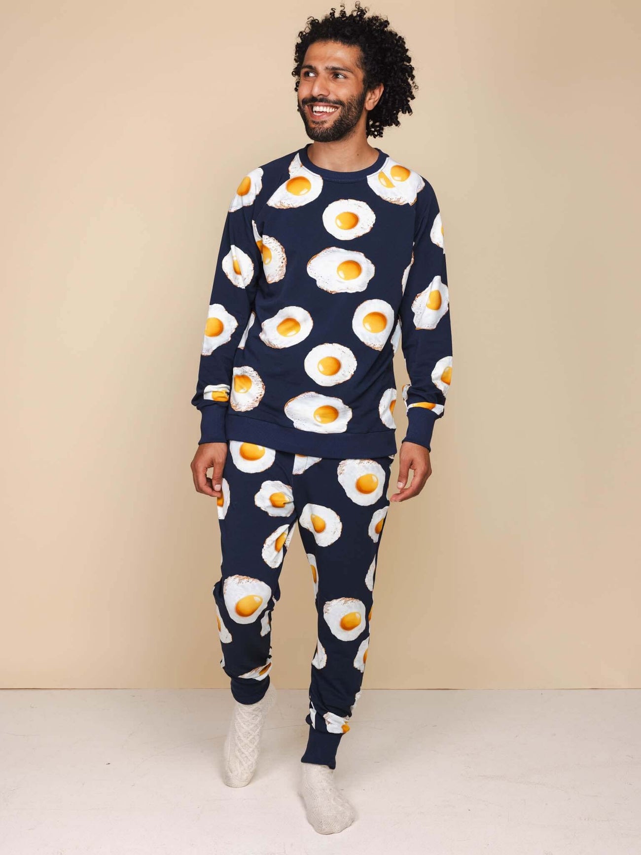 SNURK Eggs Navy Broek Unisex. Man in comfortabele joggingbroek met spiegeleitjes print in navy kleur.