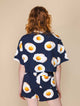 SNURK Eggs Navy Cropped T-Shirt Dames met eitjesprint, geschikt voor relax- en slaapoutfits.