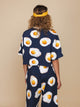 SNURK Eggs Navy Cropped T-Shirt Dames met ei-prnt, perfect voor relaxen of slapen.