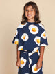SNURK Eggs Navy Cropped T-Shirt Kids, kind in croptop met gebakken eitjes op een navy achtergrond.