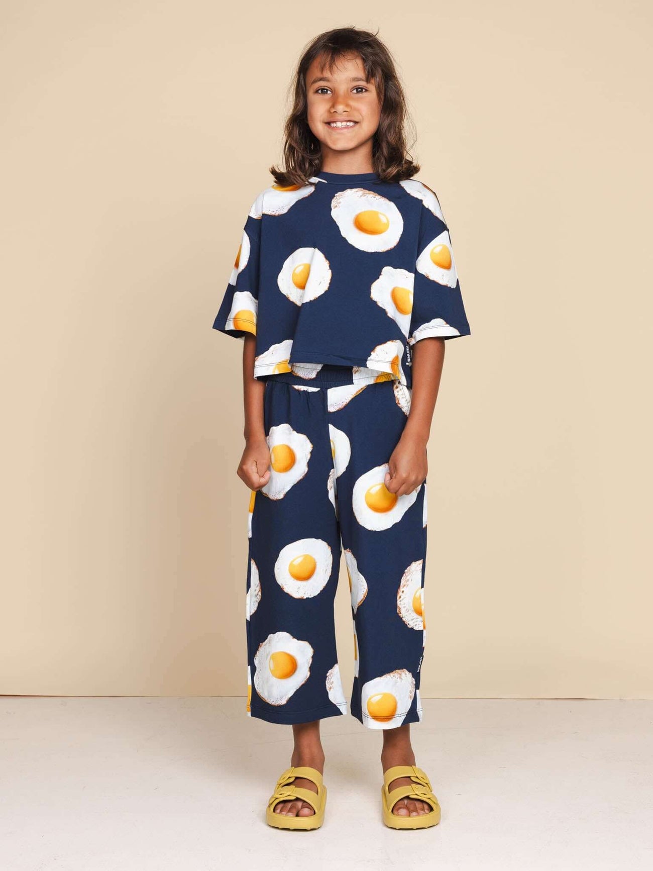 SNURK Eggs Navy Cropped T-Shirt Kids met gebakken eitjes, comfortabel en leuk voor kinderen.