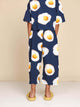 SNURK Eggs Navy Cropped T-Shirt Kids met gebakken eitjes print, ontworpen voor kinderen, zachte biologisch katoen.