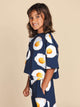 SNURK Eggs Navy Cropped T-Shirt Kids, kort pyjama shirtje met gebakken eitjes voor kinderen, gemaakt van biologisch katoen.