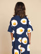 SNURK Eggs Navy Cropped T-Shirt Kids met gebakken eitjes, achteraanzicht van een meisje in de t-shirt.