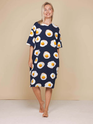 SNURK Eggs Navy Relaxed T-Shirt Dress One Size Dames, oversized T-shirt jurk met spiegeleitjes print.