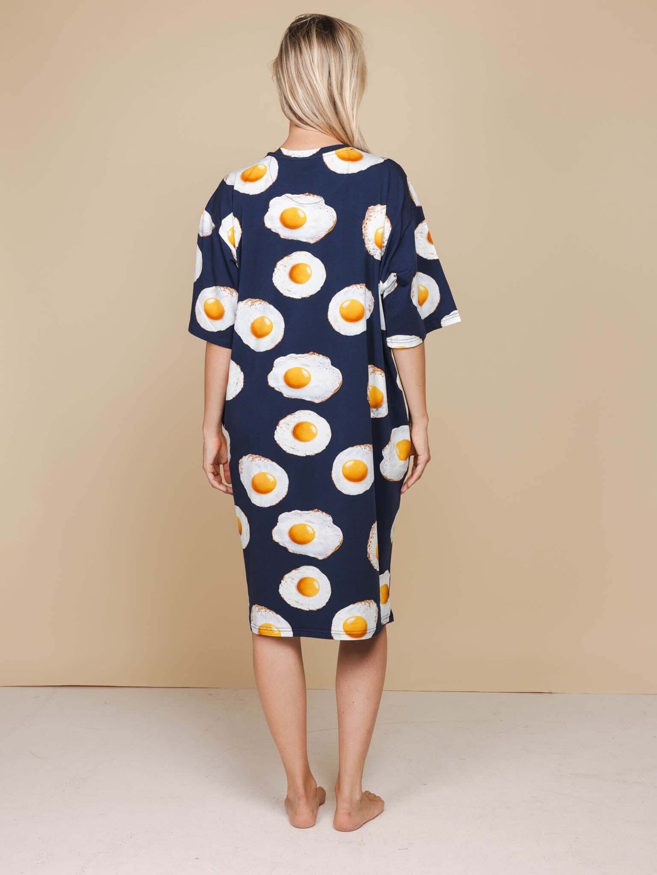 SNURK Eggs Navy Relaxed T-Shirt Dress One Size Dames van achteren gezien met spiegeleitjes print.