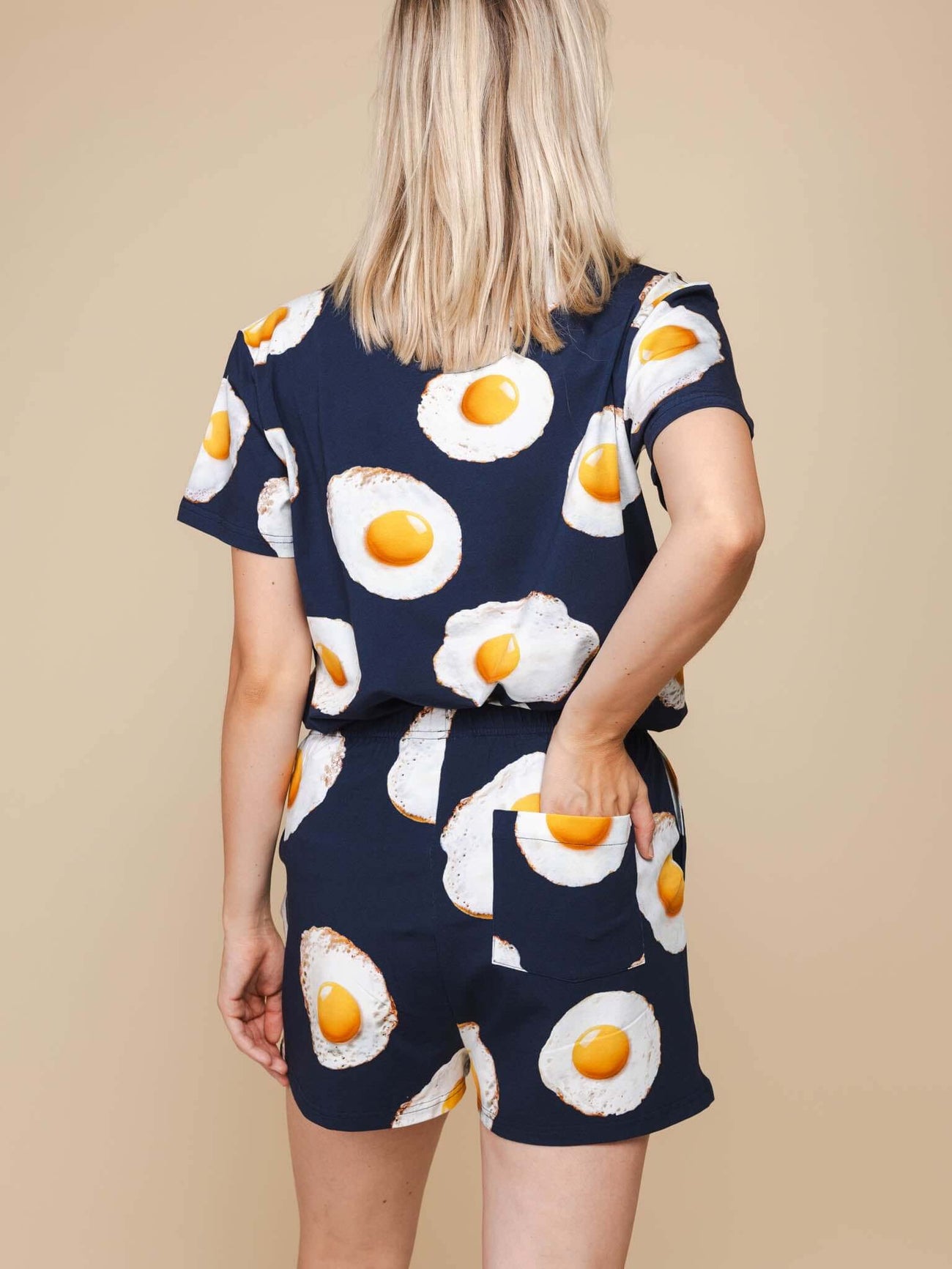 SNURK Eggs Navy Shorts Dames in luchtige stof met spiegeleitjesprint, perfect voor loungen en slapen.
