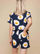 SNURK Eggs Navy Shorts Dames in luchtige stof met spiegeleitjesprint, perfect voor loungen en slapen.